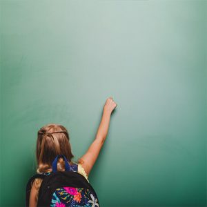 دانلود عکس با کیفیت از کودک در حال نوشتن بر دیوار