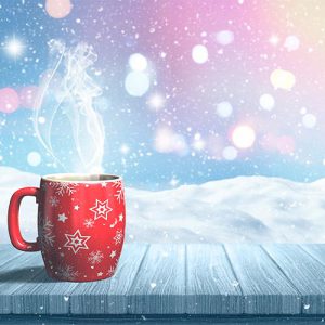 دانلود عکس با کیفیت لیوان چای در پس زمینه برفی