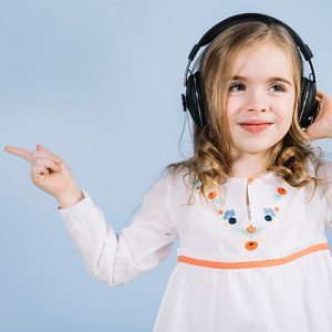 دانلود عکس با کیفیت کودکی در حال گوش دادن به موسیقی