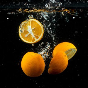 دانلود عکس با کیفیت از پرتقال غوطه ور در آب