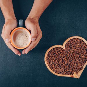 دانلود عکس با کیفیت از دانه قهوه در ظرف قلبی