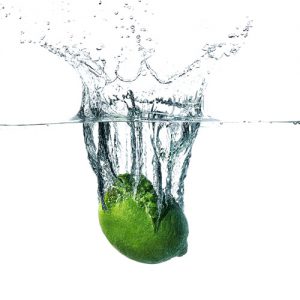 دانلود عکس با کیفیت از لیمو ترش غوطه ور در آب