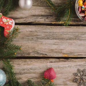 دانلود عکس با کیفیت از میز چوبی و تزئینات کریسمس