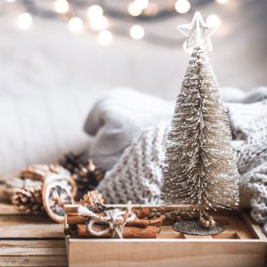 عکس با کیفیت و زیبا از درخت سفید و طلایی کریسمس مناسب برای طراحی های مربوط به زمستان و کریسمس