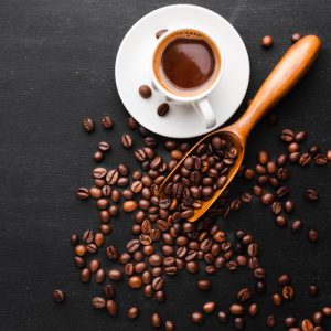 تصویری با کیفیت و هنری از دانه های قهوه و فنجان قهوه مناسب برای طراحی بسته بندی قهوه