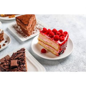 دانلود عکس با کیفیت و جذاب از کیک شکلاتی و توت فرنگی