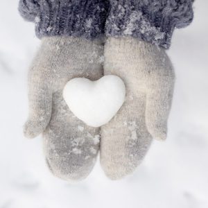 دانلود عکس با کیفیت از گلوله برف به شکل قلب