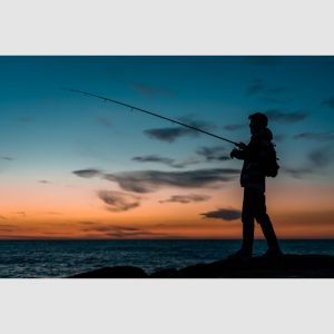 دانلود عکس هنری و با کیفیت از مردی در حال ماهیگیری